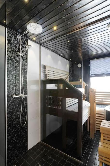 Majestic Penthouse With Sauna & High-Speed Wi-Fi And Parking ロヴァニエミ エクステリア 写真